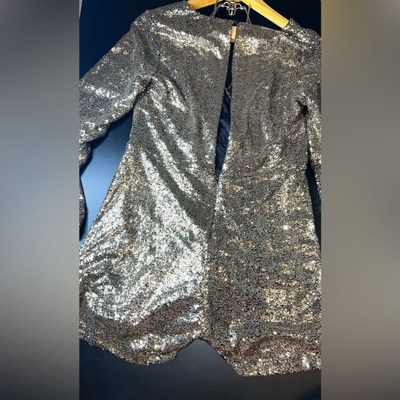 By The Way Gold Sequins Long Sleeve & Shorts V-Neck Romper Holiday Festive - Picture 6 of 7